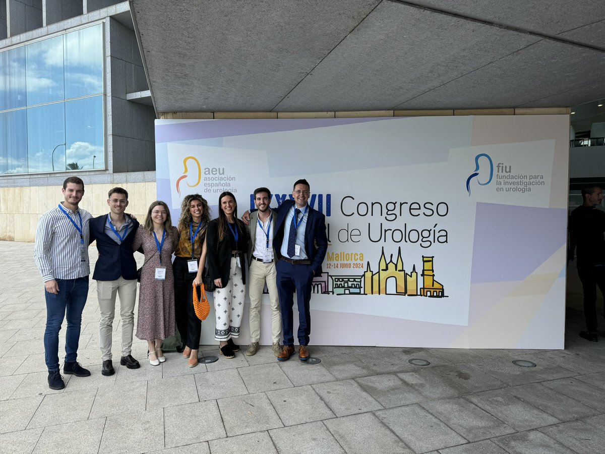 gutierrez_uro's tweet photo. Primer día donde @urologialeon hemos estado muy presentes presentando 2 trabajos, nefrectomía parcial doble de dos tumores sincrónicos y tumor de vesícula seminal y donde nuestro jefe ha moderado una sesión de videos de reimplante ureteral y manejo del verde de indocianina. https://t.co/JEvhqj1KOd