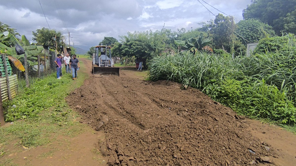 ¡Excelentes noticias desde Vista Hermosa! 🚧 La aplicación del ripio en los trabajos de confirmación de vía rural en su segunda etapa ha comenzado en el sector "Los Mangos" gracias a la incansable gestión de la Alcaldesa Sulme Avila. 👏🛣️  #VamosPorMás  <a href="/sulmeavila/">Sulme Avila</a> ✅