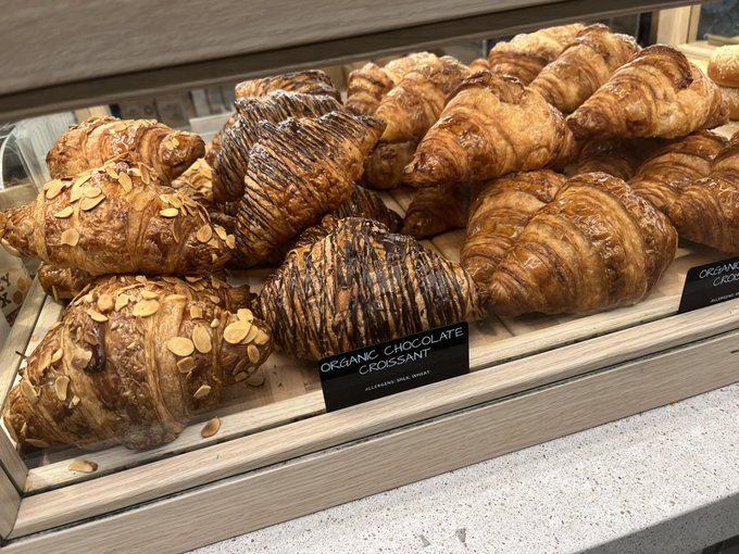 Todays&rsquo;s breakfast on my business card.. it ain&rsquo;t tricking&hellip;I&rsquo;m investing in you 🖤 https://t.co/j54Jd