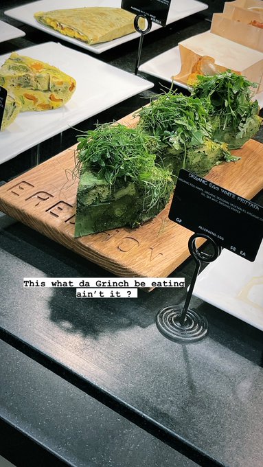 Todays&rsquo;s breakfast on my business card.. it ain&rsquo;t tricking&hellip;I&rsquo;m investing in you 🖤 https://t.co/j54Jd