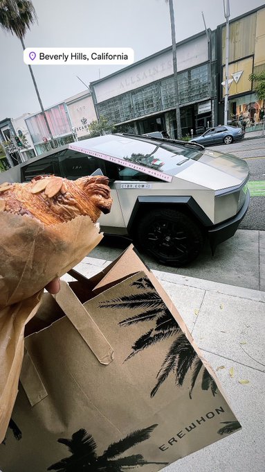 Todays&rsquo;s breakfast on my business card.. it ain&rsquo;t tricking&hellip;I&rsquo;m investing in you 🖤 https://t.co/j54Jd