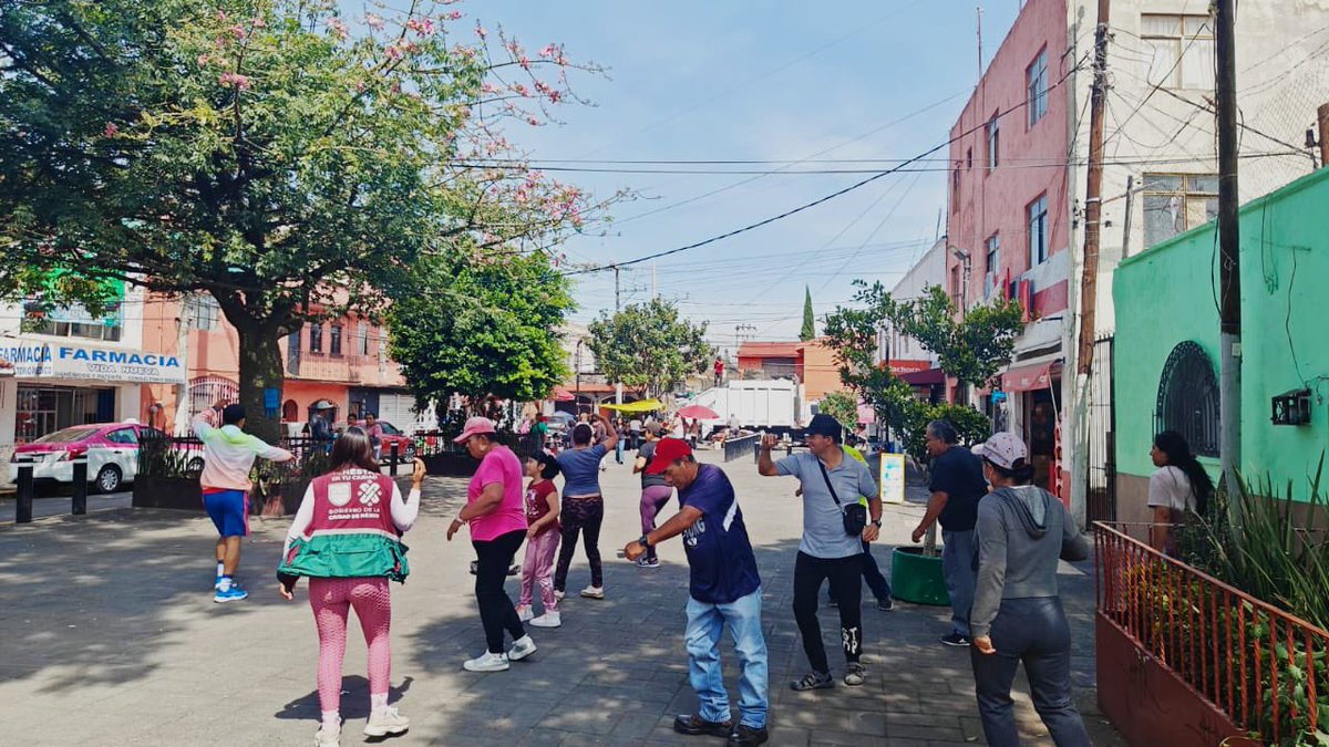 p_c_xochimilco's tweet photo. ¡Siempre en movimiento! 🏃🏼‍♀️🕺🏻

Todos los miércoles se realizan jornadas de activación física para promover el ejercicio y la salud entre los vecinos y vecinas de Xochimilco. Únete a uno de nuestros puntos para participar en las actividades recreativas que tenemos para ti. ⚽🛴 https://t.co/NTegibzx8t