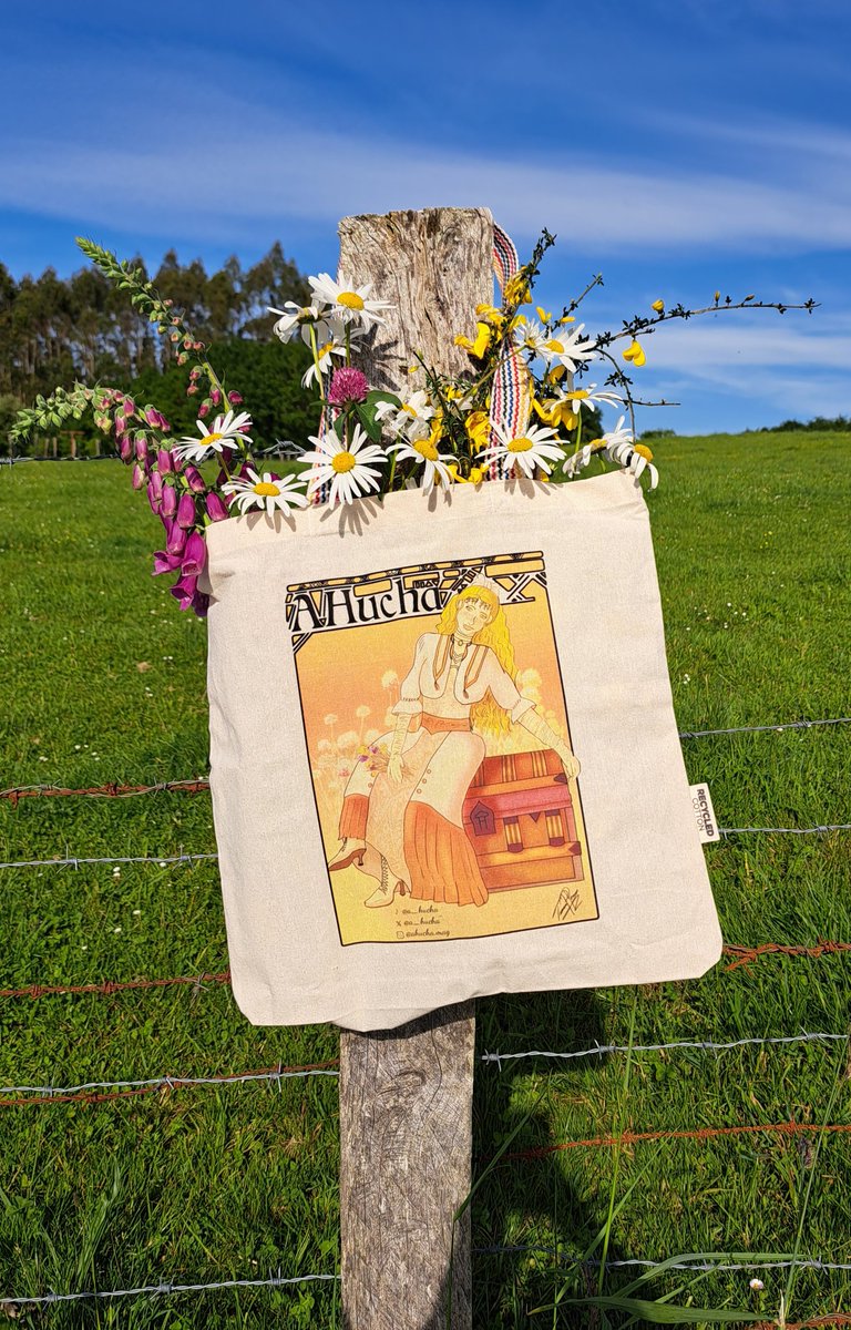 a_hucha's tweet photo. 🟠Mañá a nosa editora, a @Luar_Azulado vai estar en Compostela todo o día! 

❗️❗️Se alguén quixera unha totebag, que envíe unha mensaxe e quedamos para entregarlla! Lembrade, son 15€ e todo o recadado vai para familias palestinas. https://t.co/lmc8Jt2cxn