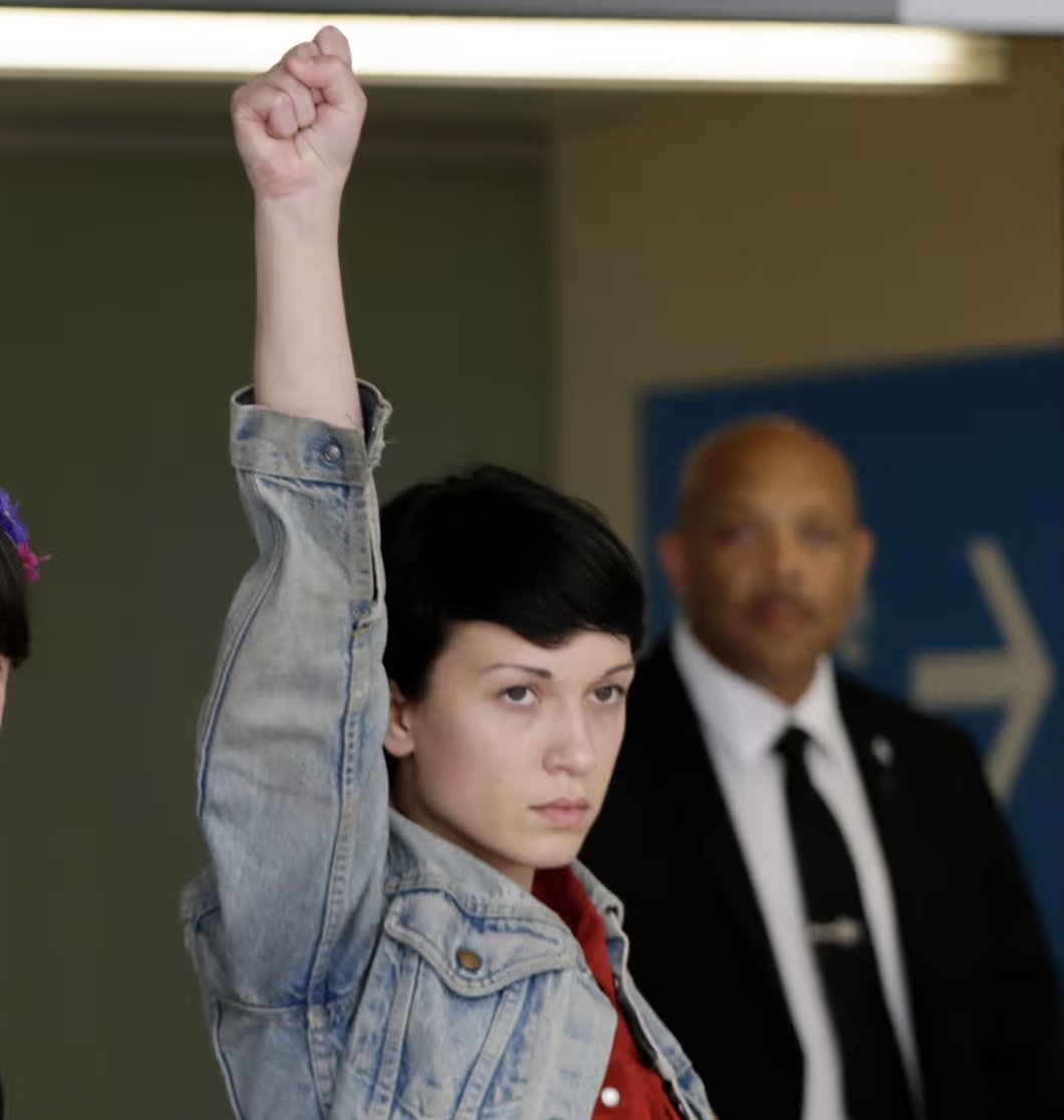 Margueritestern's tweet photo. Durant l'été 2013, j'étais activiste Femen. 
Nous étions parties à trois (deux françaises et une allemande), demander la libération d'Amina Sboui, seins nus évidemment, devant le Palais de Justice de Tunis.

Amina était alors incarcérée car elle avait posté une photo d'elle sur les réseaux, torse nu, arborant le slogan "Mon corps m'appartient et je suis mon propre prophète". 

Nous avons été incarcérées à notre tour, pendant un mois. Amina a été libérée quelques semaines après nous. Je ne résiste pas à l'envie d'accompagner ce post d'une photo de baby me, le lendemain de ma sortie de prison, à l'aéroport.

Nous étions 28 femmes de 16 à 77 ans dans une cellule d'environ 40m². Nous dormions dans des lits superposés ; les toilettes à la turque étaient aussi nos douches ; la nuit, la lumière restait allumée, et parfois le soir, je voyais passer un cafard au dessus de ma tête sur le sommier du lit d'en haut.

Je donne quelques détails pour installer l'ambiance, mais je précise que j'ai bien vécu cette incarcération, pour tout un tas de raisons. Pendant des années, la prison m'a parfois même manqué.

En prison, tout est différent. Particulièrement le temps. Les journées passent lentement et il faut trouver de quoi s'occuper. C'est compliqué quand le seul livre auquel vous avez accès c'est le Coran en arabe. 

C'est là que j'ai réalisé l'importance d'avoir un vrai monde intérieur. Je ne suis pas une grande lectrice, je commence souvent des livres sans les finir. Mais ceux que je finis, ils vivent à l'intérieur de moi tous les jours. À cette époque, je ne connaissais qu'un seul texte par coeur. C'était "Strophes pour se souvenir" de Louis Aragon. Je me le récitais tous les jours, c'était mon meilleur compagnon. 

Durant cette incarcération, j'avais une autre compagnie précieuse. C'était Emna. Emna avait 19 ans ; elle avait pris un an parce qu'elle avait fumé un joint. Nous passions des heures à discuter sur son lit, sur le mien, assises sur des tabourets en plastique, vêtues tous les jours du même pyjama. 

Emna me parlait souvent de son ex dont elle était restée très amoureuse. J'ai appris plus tard que cet ex était une fille (en sortant, elle m'avait retrouvée sur Facebook). Emna était une punk pour Tunis. Cheveux décolorés, piercing, elle avait l'habitude de sortir dans des fêtes clandestines.

Elle voulait souvent parler de politique. Elle était fan d'Hitler. Elle croyait que la Shoah n'avait jamais existé. Il y avait deux sujets sur lesquels elle insistait pour que nous chuchotions dès qu'ils arrivaient sur la table : les juifs et l'homosexualité. Elle disait que nous pourrions être sanctionnées si les autres nous entendaient parler de ça et qu'elles le rapportaient aux gardiennes. 

En sortant, je n'ai jamais parlé de ça publiquement. Je voulais parler du sort de ces femmes en prison. Des conditions d'incarcération, du fait que quand vous trompez votre mari, vous prenez 5 ans, du fait que les petites des 16 ans nous avaient raconté que des flics les avaient violé avec des bouteilles de bière en verre. 

Voilà, je ne sais pas comment finir cette histoire.
