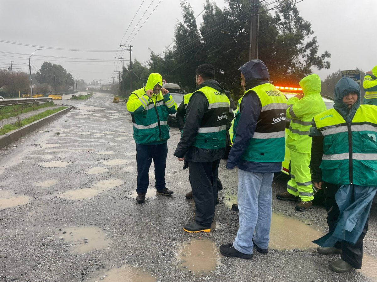 [EMERGENCIAS] #Ahora🚨 El alcalde Henry Campos junto a equipo municipal se encuentran monitoreando el Canal Ifarle en Brisa del Sol ✅. #ThnoSomosTodos