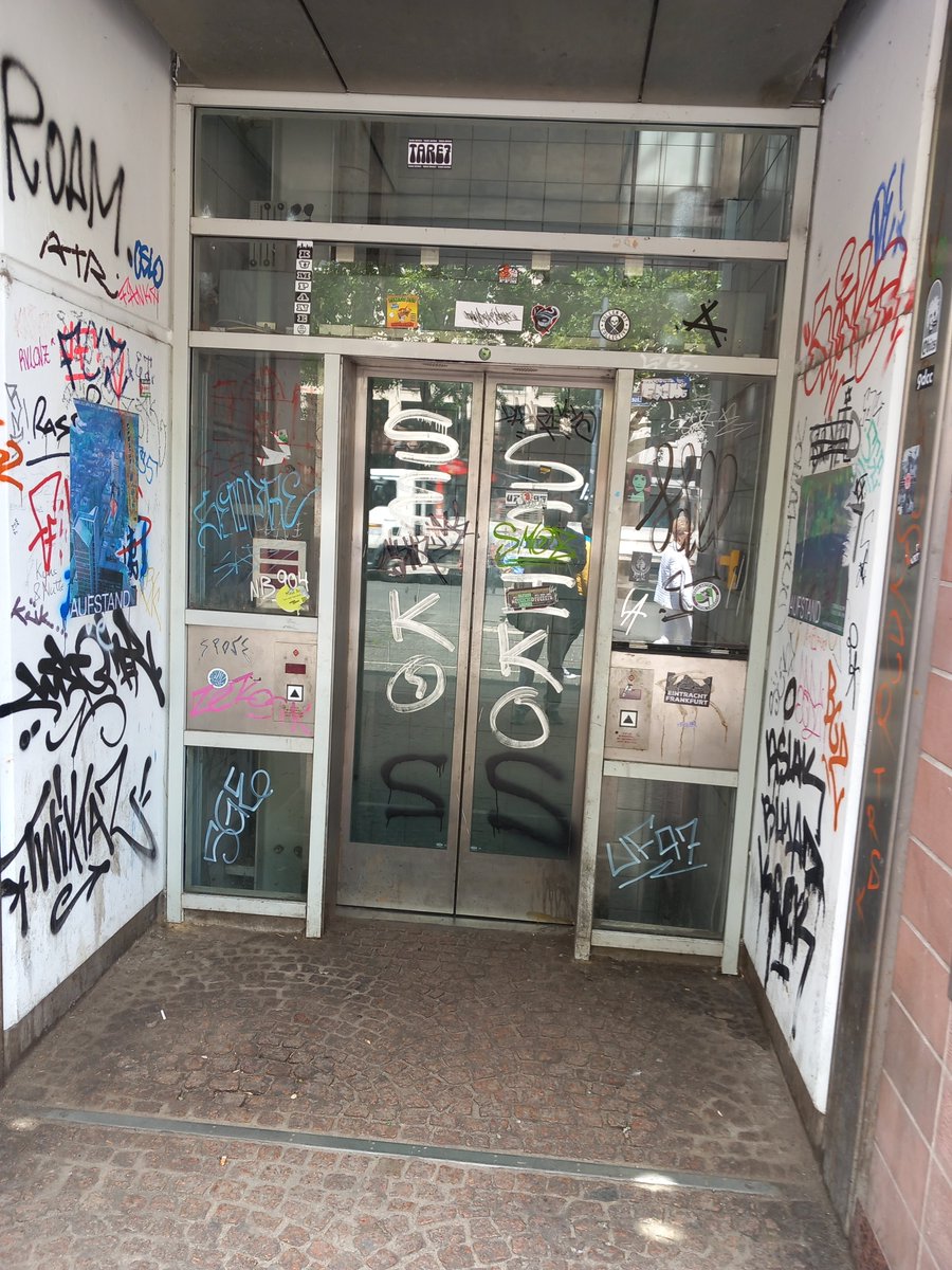 PeterPostleb's tweet photo. Der Eiserne Steg, ein Wahrzeichen Frankfurts, sieht zwei Tage vor der EM erbärmlich aus, @Stadt_FFM wer ist dafür verantwortlich? https://t.co/Az1bFuxJzd