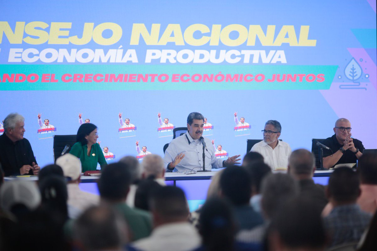 #DeInterés 📰 | Presidente <a href="/NicolasMaduro/">Nicolás Maduro</a> compartió “el milagro de pasar del 85 % de productos importados con la chequera de los petrodólares a producir el alimento de nuestro país en nuestra tierra. Qué orgullo tan grande decir: Esto que llega a la mesa de mi hogar es producido