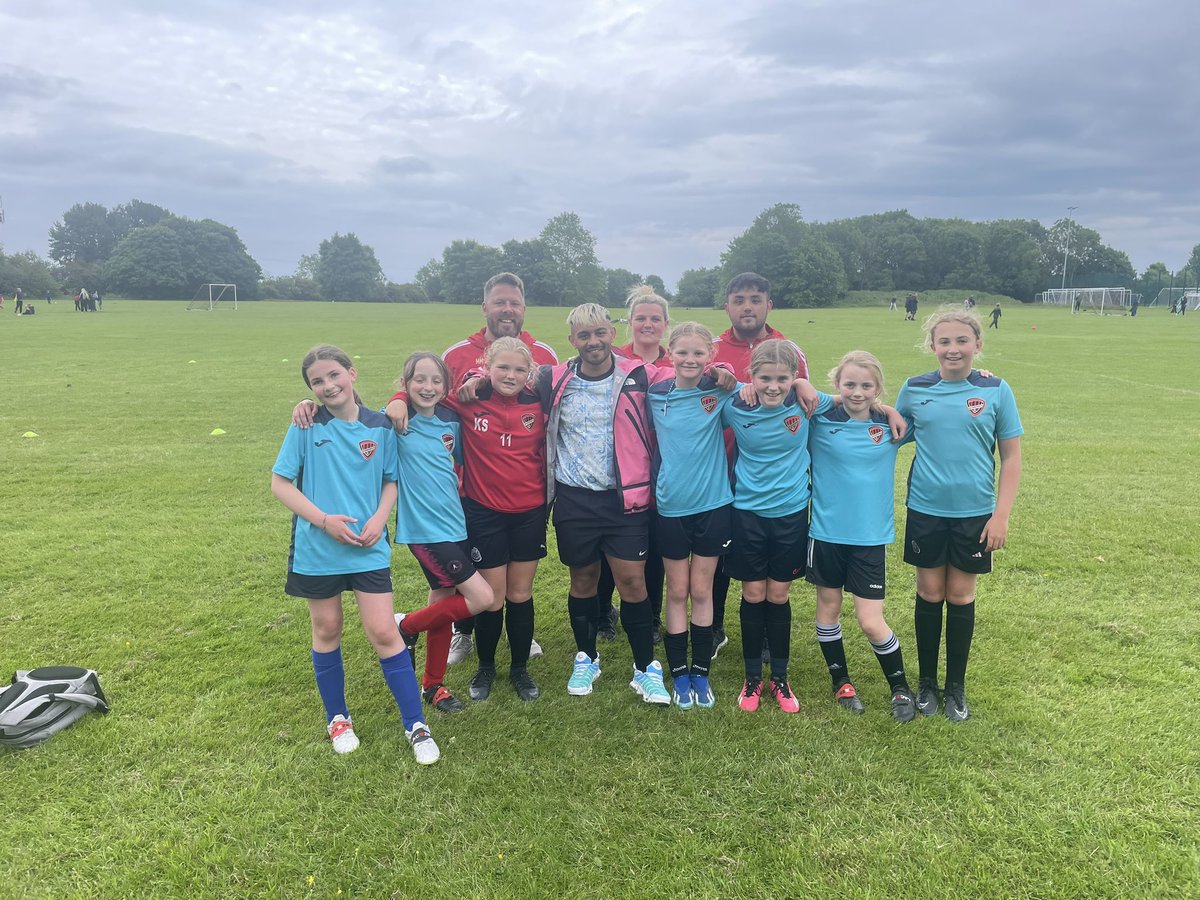 KYPC6's tweet photo. DJ Schak supports The Killy! Came down to see the kids and have some photos with them before he heads out to Ayia Napa. What a lovely lad he was! #UpTheKilly https://t.co/YZYpsqxxy2
