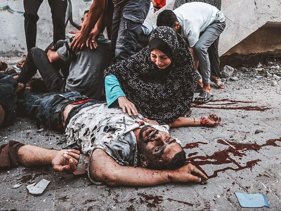 Dünya kana susamış vahşi siyonistlere teslim olmuş durumda. 

İsrail terörizminin karşısında bu denli aciz duruma düşmek insanlık adına büyük bir utançtır.

İnsanlık onuru göz göre göre bu denli çiğnenmesi tam bir yıkım.
#Filistin250GündürDireniyor