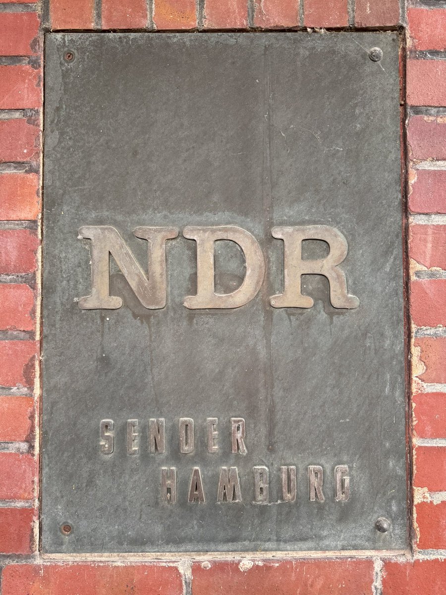 wwbusch's tweet photo. #ndr #senderhamburg #cool.
Manchmal darf ich hinter die „Kulissen“ schauen und so was ist echt immer super interessant… unter anderem läuft #ndr2 14 Tage im Notstrombetrieb auf 19 Sendern ohne #digitalgedöns und Internet. Rein #analog im #kritis Fall… https://t.co/FMcD0SO2XY