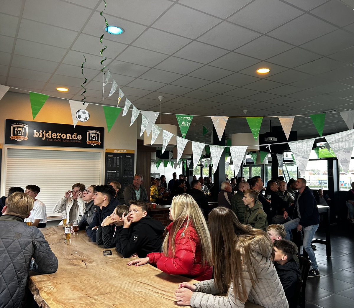 AchillesVeen's tweet photo. Gezellig druk in de kantine in Veen, @everttennapel bedankt voor het welkom heten bij deze livestream. #rodach https://t.co/OAgvpD29QP
