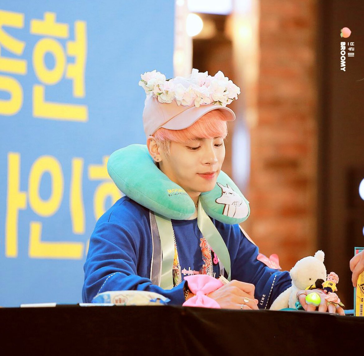 thread of jonghyun &amp; moomin pillow 🫶 major discovery for this half finnish blinger