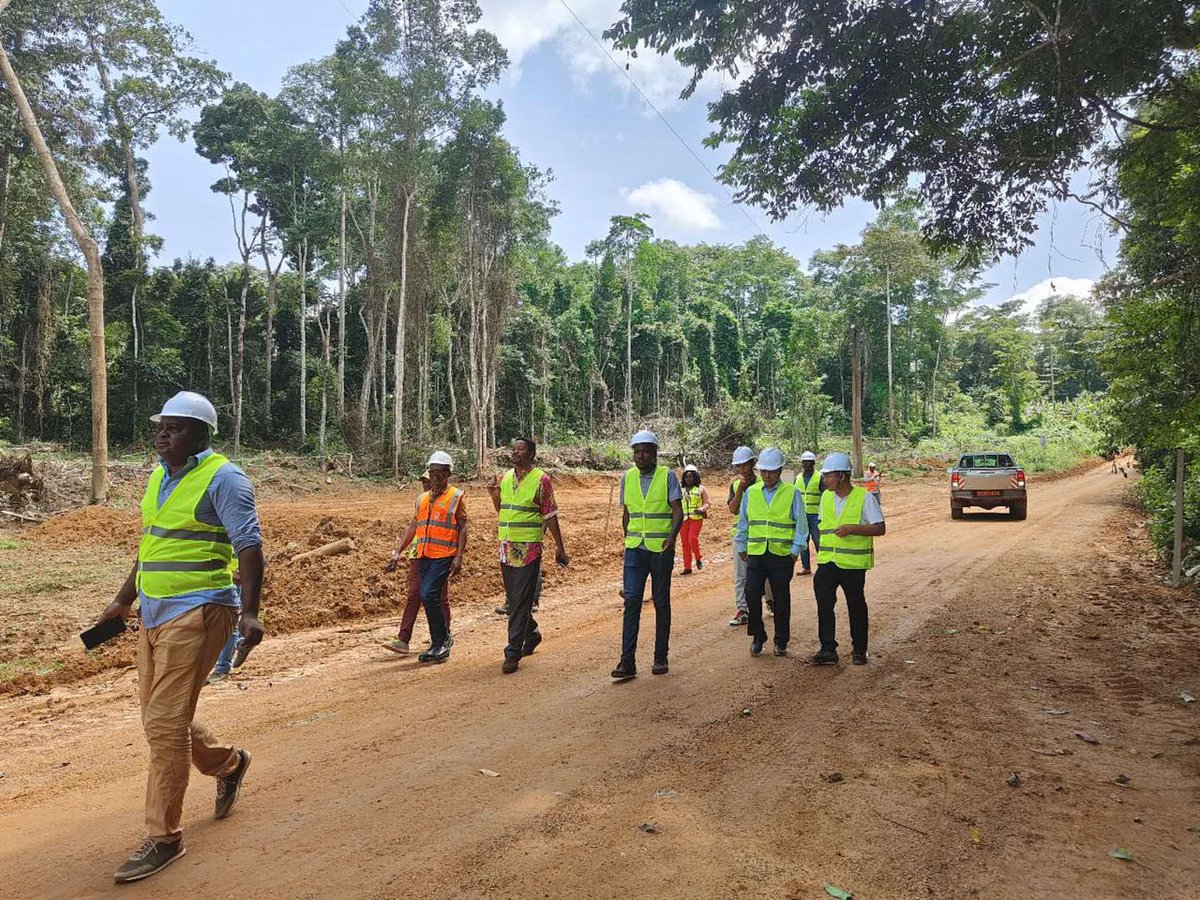 MintpGov's tweet image. Construction du pont sur le fleuve #Nyong à #Malombo, l&apos;entreprise poursuit son installation et réalise parallèlement les études géotechniques.
#Cameroun🇨🇲
