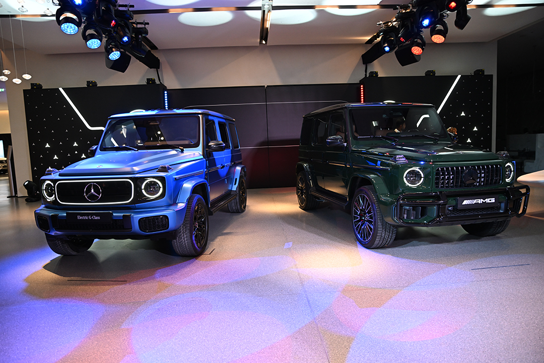 MercedesBenzME's tweet photo. أسطورة جديدة في عالم السيارات: الفئة G الجديدة 💫
ألقِ نظرة حصرية على سيارة G 580 الجديدة كليًا بتكنولوجيا EQ وسيارة Mercedes-AMG G 63 الجديدة.
تابع صفحتنا لمزيد من المغامرات المليئة بالحماس.
#MercedesBenzME #NewGClass #GClassPremiere #AMG #G63 #Electric #G580 #مرسيدس_بنز https://t.co/QmrRn4IJDv