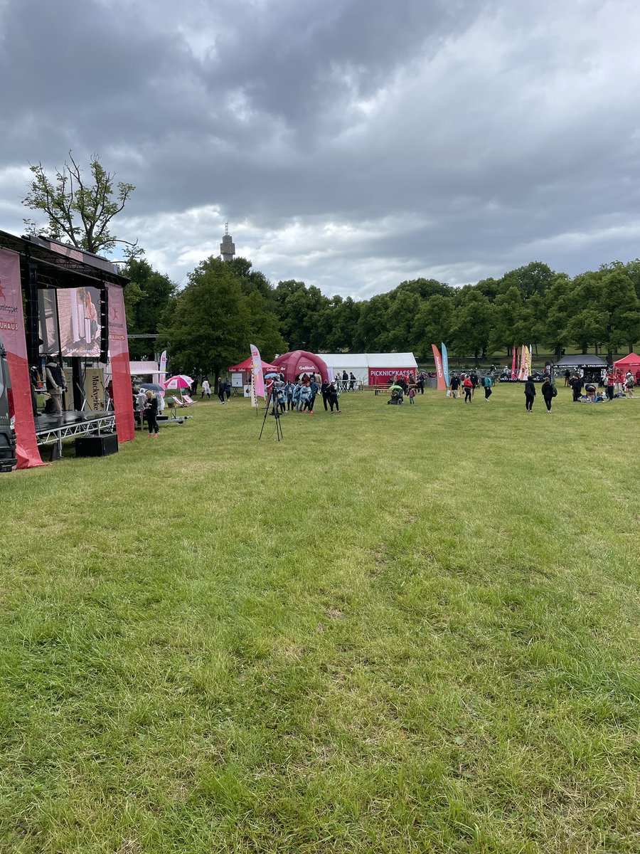 Blodomloppet på Djurgården dag 2 här i Stockholm. Igår var det drygt 12000 som sprang . Regn och sol och många som vill bli blodgivare 🩸. #blodomloppet #lidingöloppet #bliblodgivare
