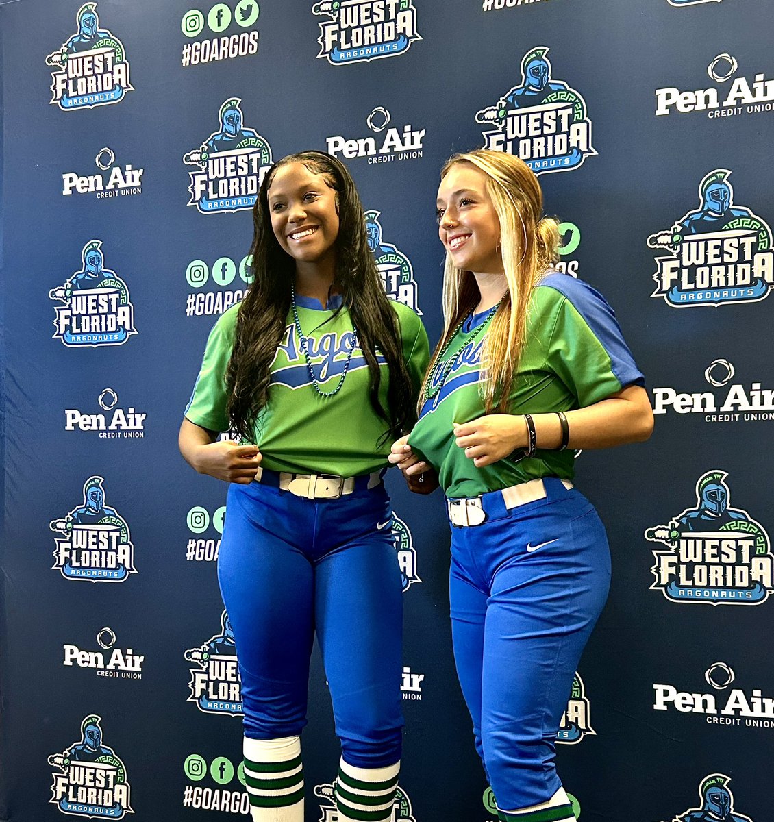 NevaehHayes_02's tweet photo. Just a couple months away girls🎊 #GOARGOS💙💚🤍 @angeliadiscenza @kyndalcornelius @mergen_nicole @BrettWatsonsb @AlishaThomp2024 @UWFSoftball @ashlieghmclean https://t.co/C0KzPzG2qB
