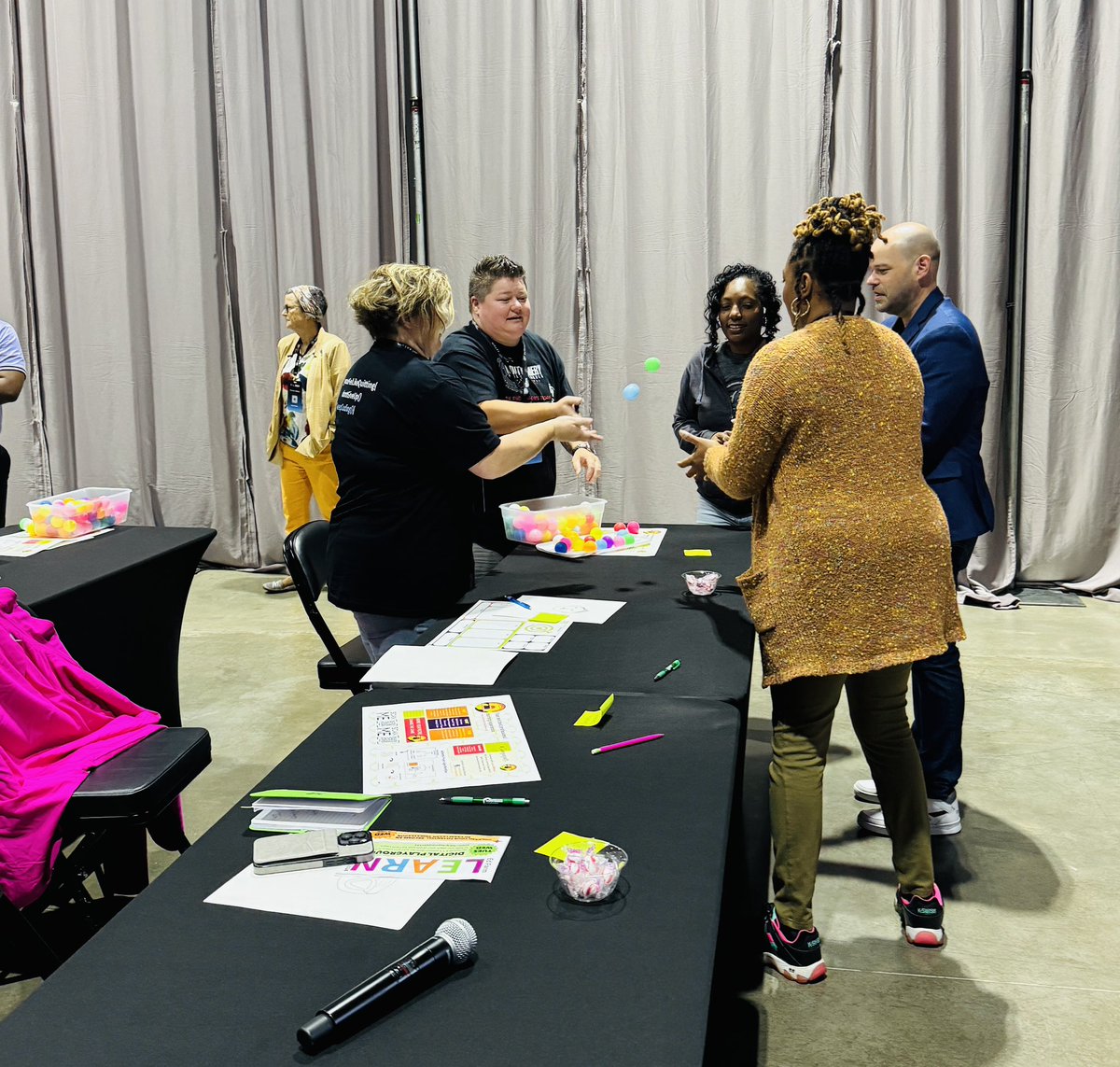 mrswilliams21c's tweet photo. Really enjoyed facilitating learning around #AgileClassrooms & #authenticlearning experiences at #FOLS2024! Collaborative Face Drawing & the Ping Pong Ball Point Challenge always kicks!β¨ Thank you so much for having me @_EdFarm!! π https://t.co/4buBQO5vI3