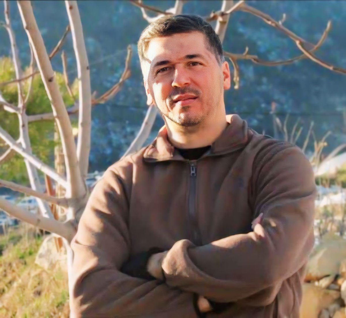 قالت لي: في التسعينيّات كان يتردّد مع مجموعة إلى بيتنا، يتموضعون حتّى الفجر، وهم يسهرون لأجل كلّ العيون النائمة… كنت أستيقظ لأجد البيت (مشطوفًا) والصحون (مجليّة)، فأسأل أحد أرحامي ليجيب: ما رضي (أبو طالب) إلا أن يقوم بذلك قبل خروجه!… 1/2