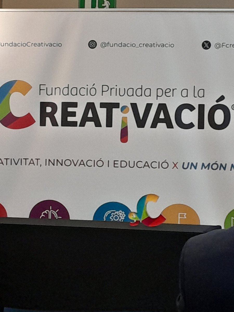 alba_baldeon's tweet photo. Premis de la Fundació per a la Creativació! @Fcreativacio. Que bonic @Jordicallejon veure't en una altre faceta! 🧡 https://t.co/qpOqrSqXOF