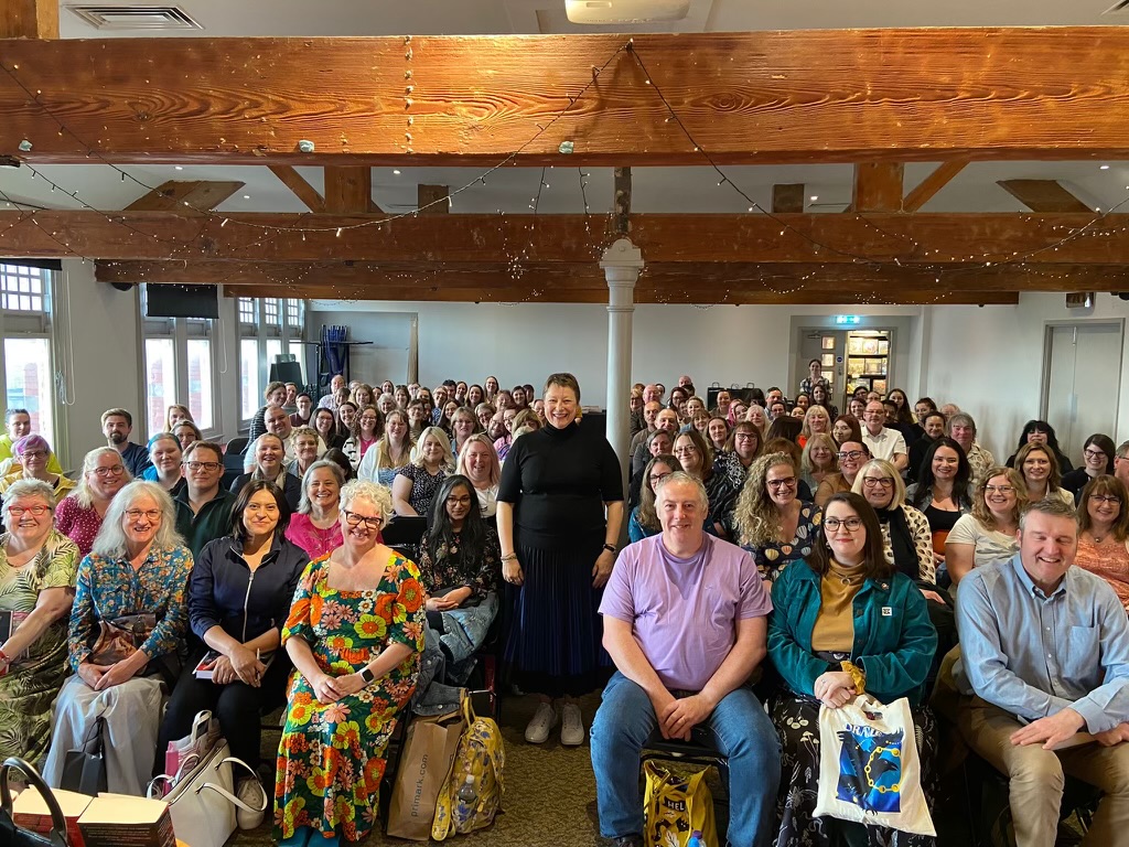 DebHarkness's tweet image. Today's #gratitude:
📖 the readers who came out to see me last week in the UK, like these good folk at @WaterstonesNotts 
🎟️ the readers booking their tickets to see me in the US in July/Aug, and the UK and Europe in September
🍲 veggie soup on a chilly day
#simplethings