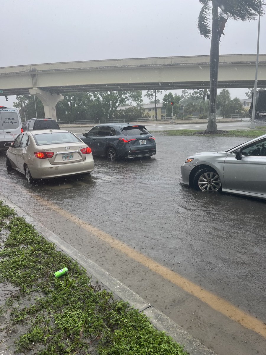 SheriffLeeFL's tweet photo. 🚨TRAFFIC ADVISORY🚨

Please be advised all westbound lanes of Gladiolus Dr are closed at Summerlin Rd due to high waters.

Deputies are in the area diverting traffic.

Please use caution in the area, follow instructions by deputies, &amp; DON’T drive through areas of standing water https://t.co/yovikOAwKb