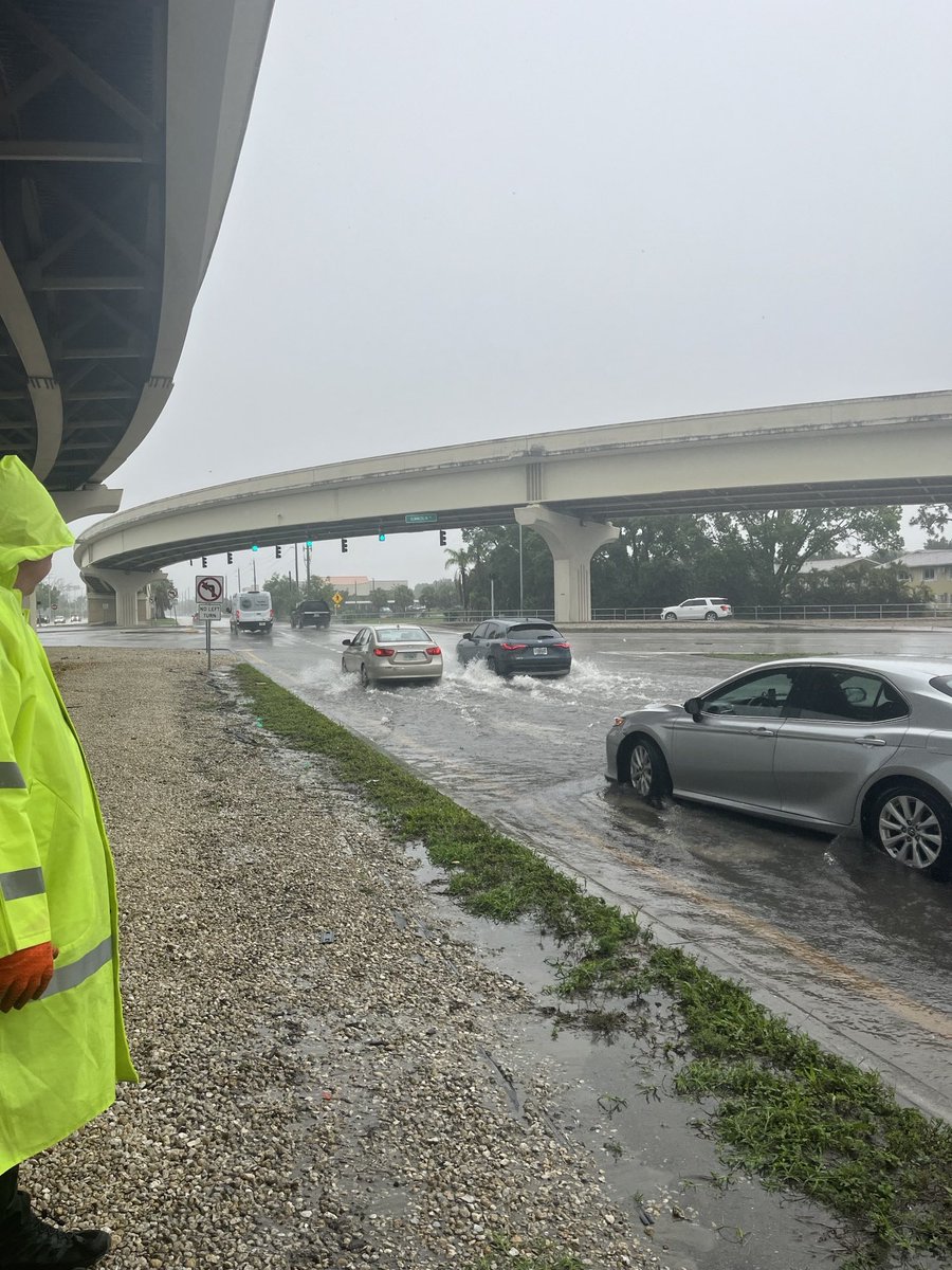 SheriffLeeFL's tweet photo. 🚨TRAFFIC ADVISORY🚨

Please be advised all westbound lanes of Gladiolus Dr are closed at Summerlin Rd due to high waters.

Deputies are in the area diverting traffic.

Please use caution in the area, follow instructions by deputies, &amp; DON’T drive through areas of standing water https://t.co/yovikOAwKb