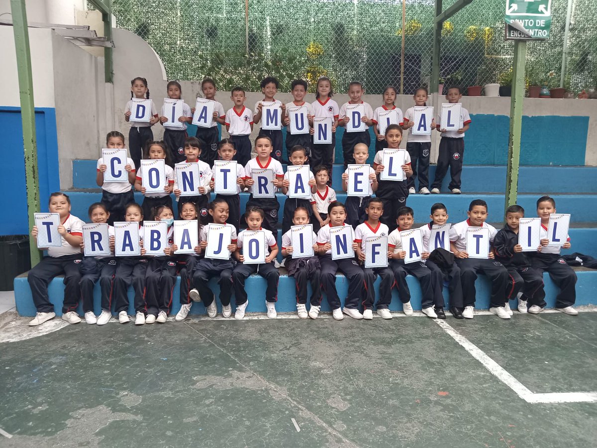 AlanBalerio's tweet photo. Estudiantes y docentes de la UE República de Chile, motivan actividades de reflexión por el Día Mundial contra el Trabajo Infantil.@EducacionZ8_Ec #Distrito09D03 #Distrito09D04 https://t.co/FvkJOHMzOv