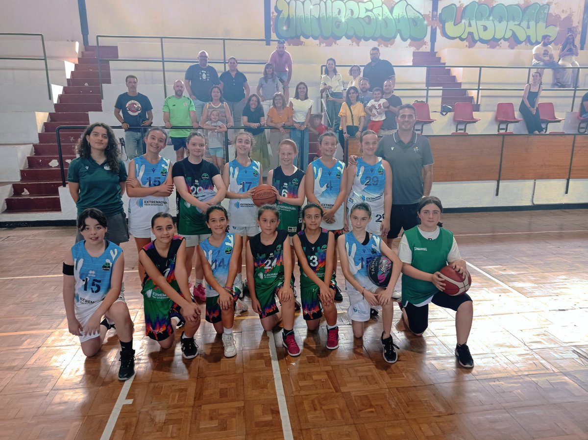 CaceresSMBasket's tweet photo. Tras el partido disputado hoy entre ambos equipos minis del club, el equipo Mini Femenino @CaceresSMBasket @Caceres_Basket se proclama campeón de la Liga Local de Cáceres, finalizando invictas la competición. ¡ENHORABUENA A ESAS CHICAS POR EL ENORME TRABAJO! https://t.co/BIGOsYbHcL