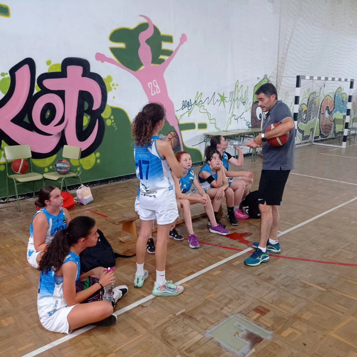 CaceresSMBasket's tweet photo. Tras el partido disputado hoy entre ambos equipos minis del club, el equipo Mini Femenino @CaceresSMBasket @Caceres_Basket se proclama campeón de la Liga Local de Cáceres, finalizando invictas la competición. ¡ENHORABUENA A ESAS CHICAS POR EL ENORME TRABAJO! https://t.co/BIGOsYbHcL