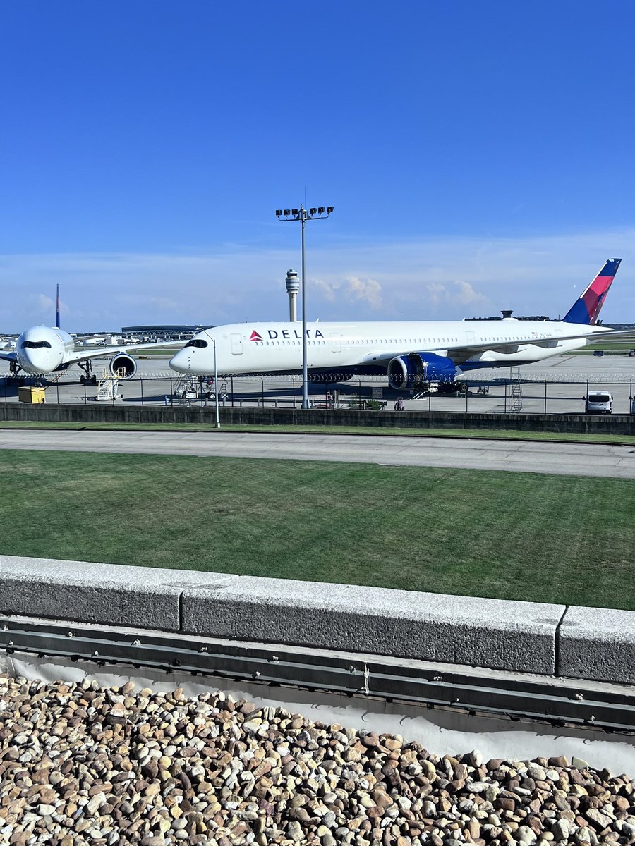 onlyMikeFoarde's tweet photo. Renaissance Concourse Hotel Atlanta = Plane Spotters Paradise @JebBrooks @Suzanne747 https://t.co/jAG4QpuFvA
