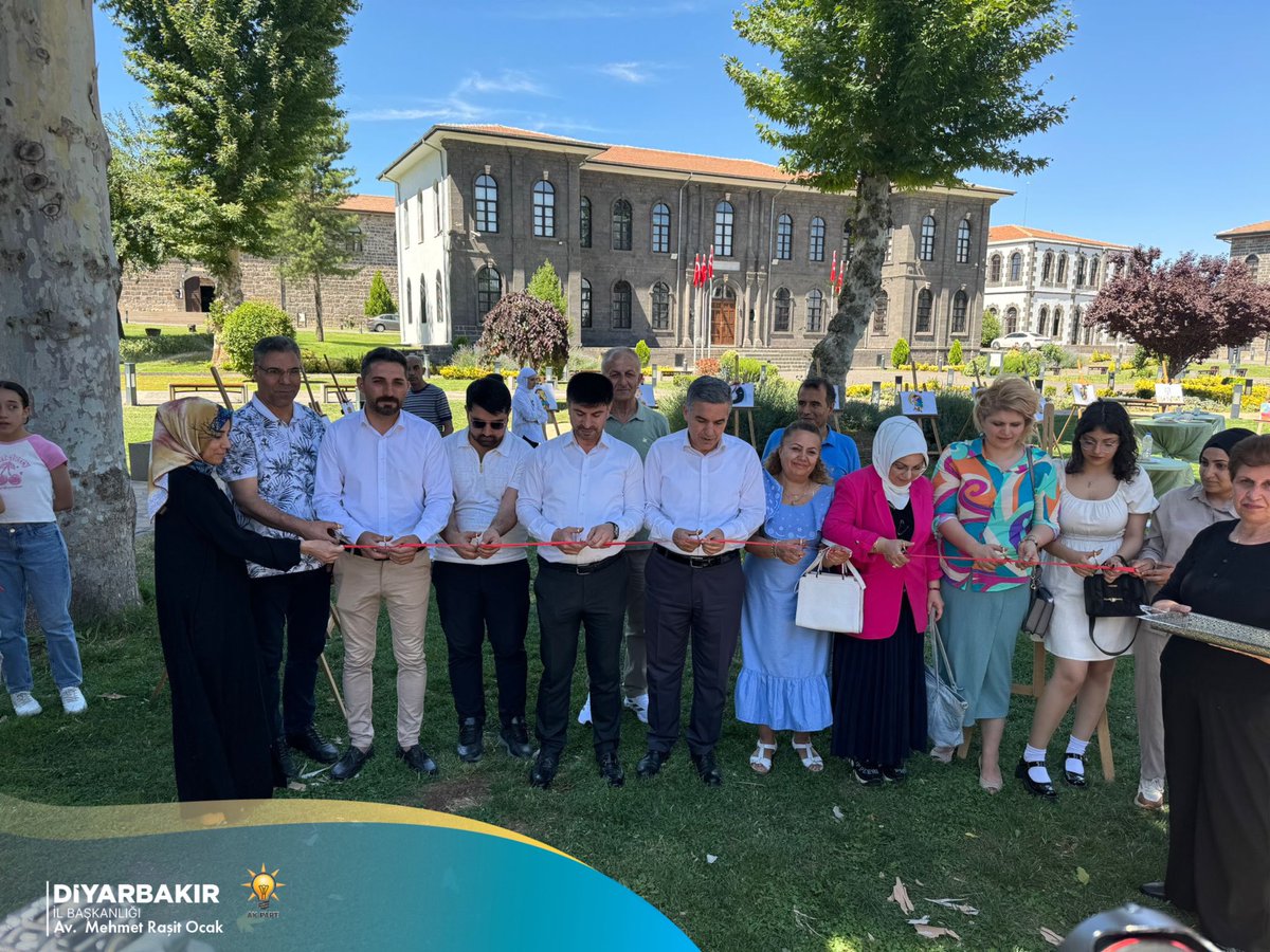 akpartidbakir's tweet photo. İl Başkan Yardımcılarımız Sn. Masun ENSARİ ve Faruk GÖK;
Kültür Turizm İl Müdürlüğünün himayesi altında düzenlenen geçen yıl 11 ilimizi etkileyen asrın felaketi diye tabir edilen  depremden etkilenen çocuklar için atölye çalışması ve sonrasında çocukların yaptığı resim sergisine katılım sağladılar.

 Diyarbakır Müzesi bahçesinde sergilenen Diyarbakırlı ressam Öznur MEHMETOĞLU'nun öncülük ettiği Kübizm sanatı temalı atölye çalışmalarına 17 depremzede çocuk katıldı.

📌Allah Ülkemizi, Milletimizi  doğal affetlerden, Depremlerden muhafaza etsin her daim.