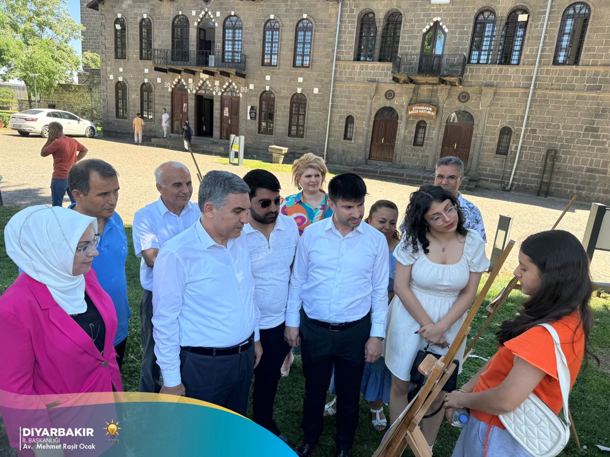 akpartidbakir's tweet photo. İl Başkan Yardımcılarımız Sn. Masun ENSARİ ve Faruk GÖK;
Kültür Turizm İl Müdürlüğünün himayesi altında düzenlenen geçen yıl 11 ilimizi etkileyen asrın felaketi diye tabir edilen  depremden etkilenen çocuklar için atölye çalışması ve sonrasında çocukların yaptığı resim sergisine katılım sağladılar.

 Diyarbakır Müzesi bahçesinde sergilenen Diyarbakırlı ressam Öznur MEHMETOĞLU'nun öncülük ettiği Kübizm sanatı temalı atölye çalışmalarına 17 depremzede çocuk katıldı.

📌Allah Ülkemizi, Milletimizi  doğal affetlerden, Depremlerden muhafaza etsin her daim.