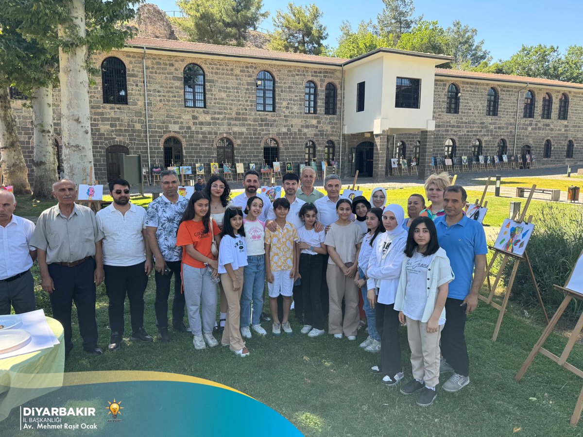 akpartidbakir's tweet photo. İl Başkan Yardımcılarımız Sn. Masun ENSARİ ve Faruk GÖK;
Kültür Turizm İl Müdürlüğünün himayesi altında düzenlenen geçen yıl 11 ilimizi etkileyen asrın felaketi diye tabir edilen  depremden etkilenen çocuklar için atölye çalışması ve sonrasında çocukların yaptığı resim sergisine katılım sağladılar.

 Diyarbakır Müzesi bahçesinde sergilenen Diyarbakırlı ressam Öznur MEHMETOĞLU'nun öncülük ettiği Kübizm sanatı temalı atölye çalışmalarına 17 depremzede çocuk katıldı.

📌Allah Ülkemizi, Milletimizi  doğal affetlerden, Depremlerden muhafaza etsin her daim.