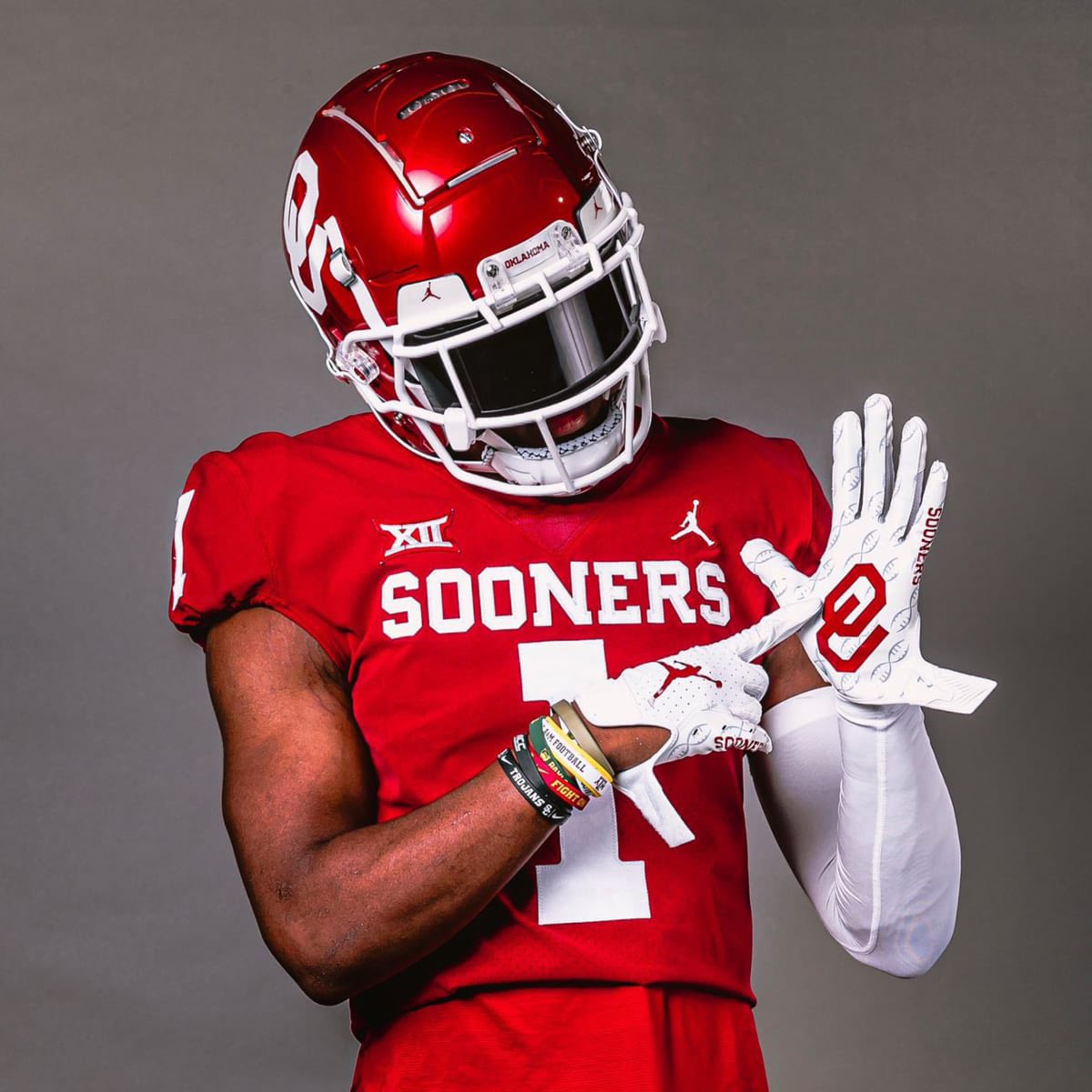 ANY 2024’s, 2025’s, 2026’s WITH NO D1 ⭕️’s YET? 

Evaluated positions: FOLLOW, DM FILM &amp; RETWEET POST‼️❕‼️❕‼️

QB 🏈
WRs 🙌🏾 
OL 🥞 
DE 💪🏻
LB🦍 
RBs 👣
K/P 🦵🏽

🔴⚪️🔴⚪️🔴⚪️🔴⚪️🔴⚪️🔴⚪️🔴⚪️

#OKLAHOMA #SOONERS #D1BOUND