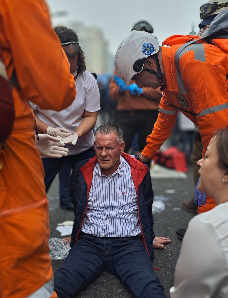 arg_humana's tweet photo. La misma historia de siempre. Cuando hay represión y vallas es porque se vota contra el pueblo. 
#NoALaLeyBases https://t.co/t0RViqJeWt