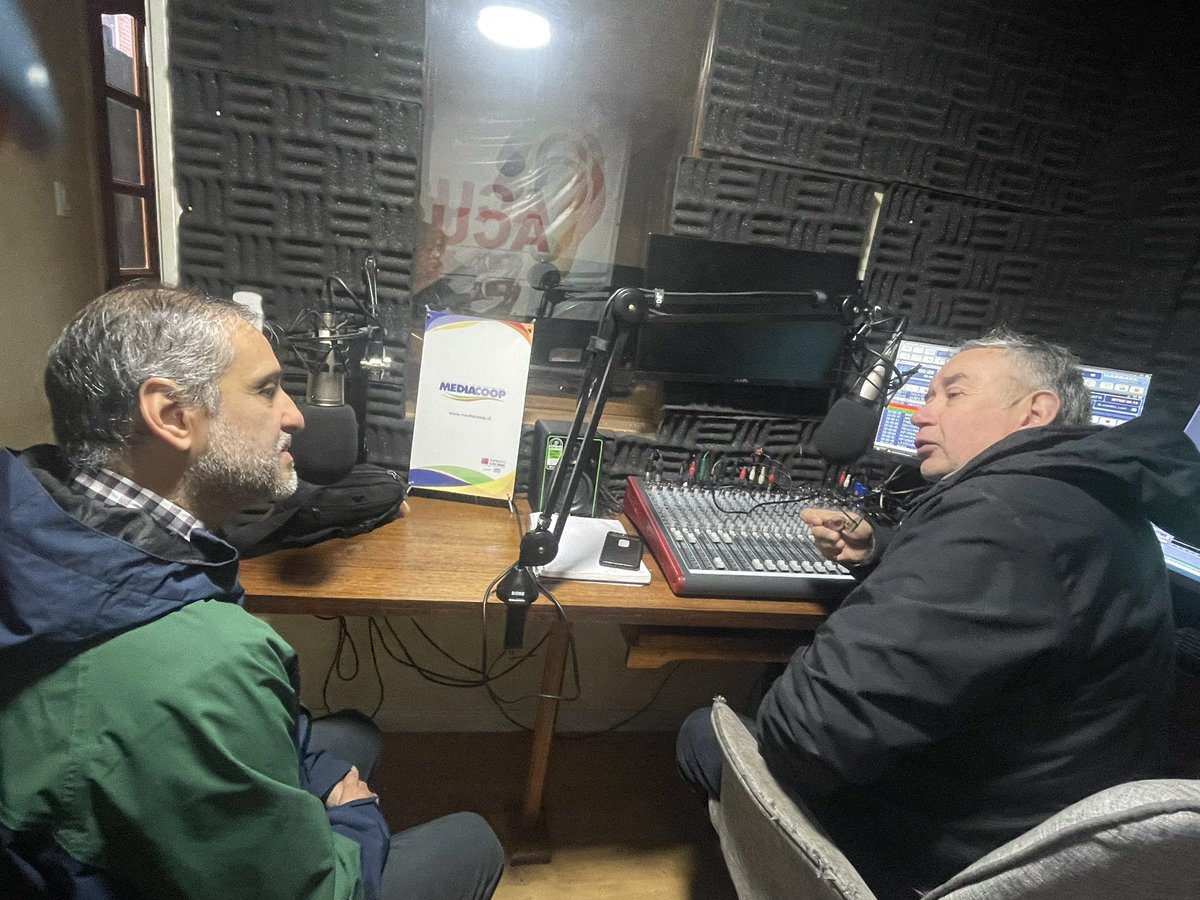 conaf_losrios's tweet photo. PANGUIPULLI | Está mañana, el director regional Arnoldo Shibar visitó @RADIOACUSTICAFM para conversar sobre el quehacer de la Corporación en sus diversos ámbitos y de la celebración del cumpleaños 48 de @ForestinChile #CONAF https://t.co/lhM2IQpWGE