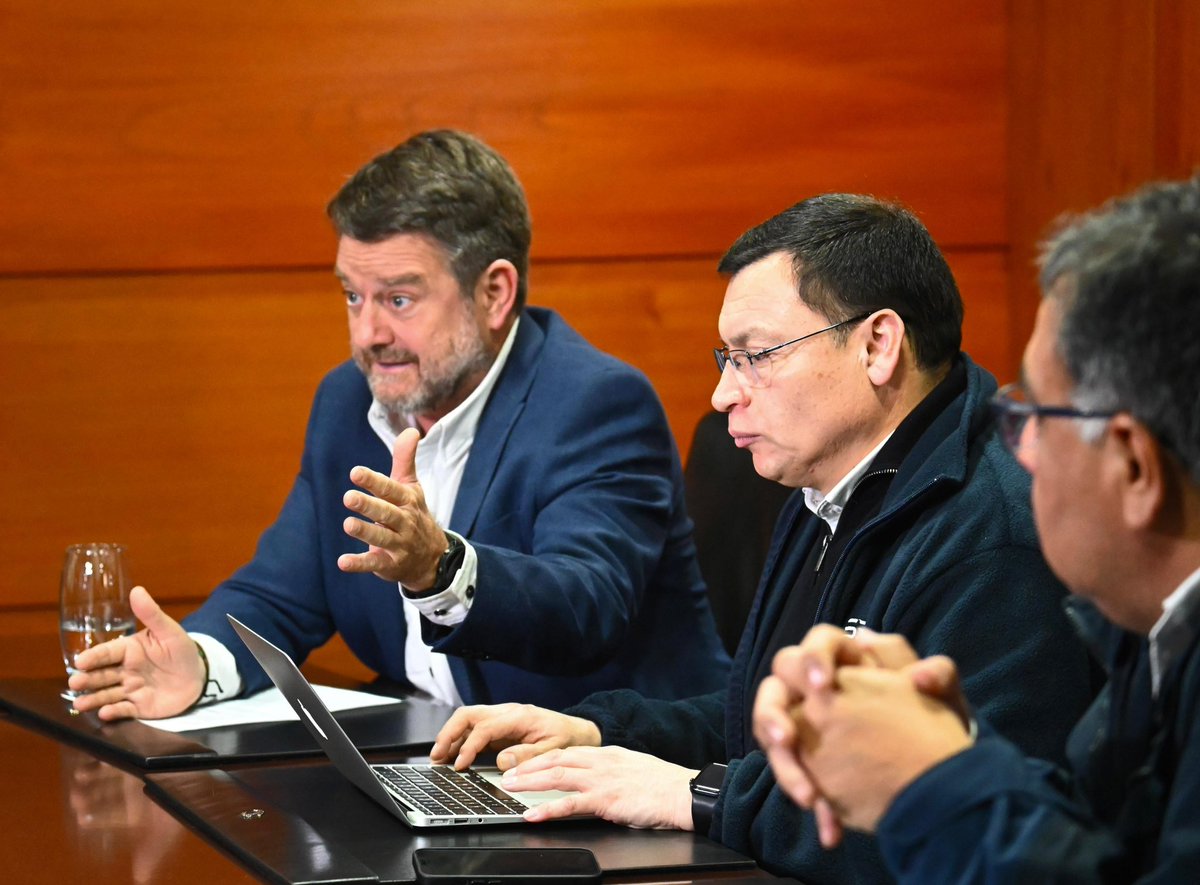 Claudio Orrego L. (@orrego) on Twitter photo El desempeño de las empresas eléctricas en Santiago durante este año ha sido desastroso y vergonzoso. Nos reunimos con la <a href="/SEC_cl/">Superintendencia de Electricidad y Combustibles</a> para conocer el estado de la formulación de cargos a las empresas y también, las medidas que adoptarán ante la emergencia: más de 500 cuadrillas (el El desempeño de las empresas eléctricas en Santiago durante este año ha sido desastroso y vergonzoso. Nos reunimos con la <a href="/SEC_cl/">Superintendencia de Electricidad y Combustibles</a> para conocer el estado de la formulación de cargos a las empresas y también, las medidas que adoptarán ante la emergencia: más de 500 cuadrillas (el