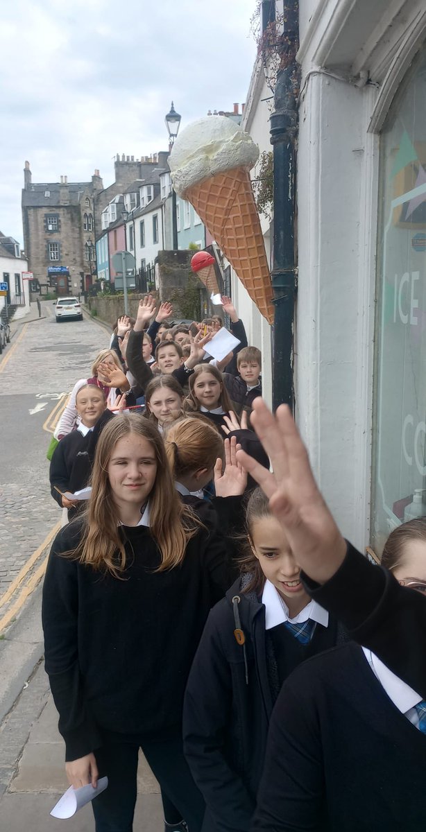 Who doesn’t love an ice cream on a nice day? S2 practised their language skills ordering ice cream in French. A huge merci to The Little Parlour and to our senior French pupil Jemma behind the counter. Great to use our skills in a real life context! Fantastique! @QueensferryHS