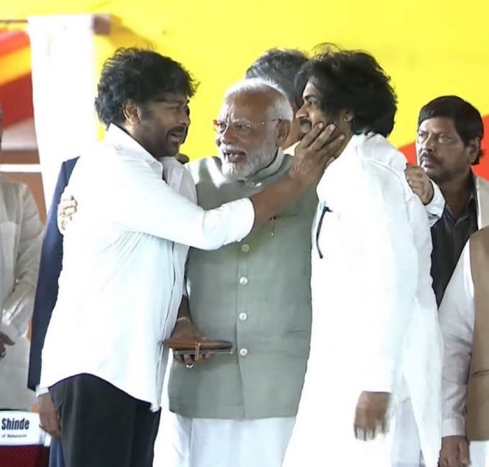 THE Cutest! 🥺❤️
Chiru sir please do that again on behalf of my akka ☺️
#NoDishtiPlease 🧿
#PawanKalyanAneNenu 🤌🏼