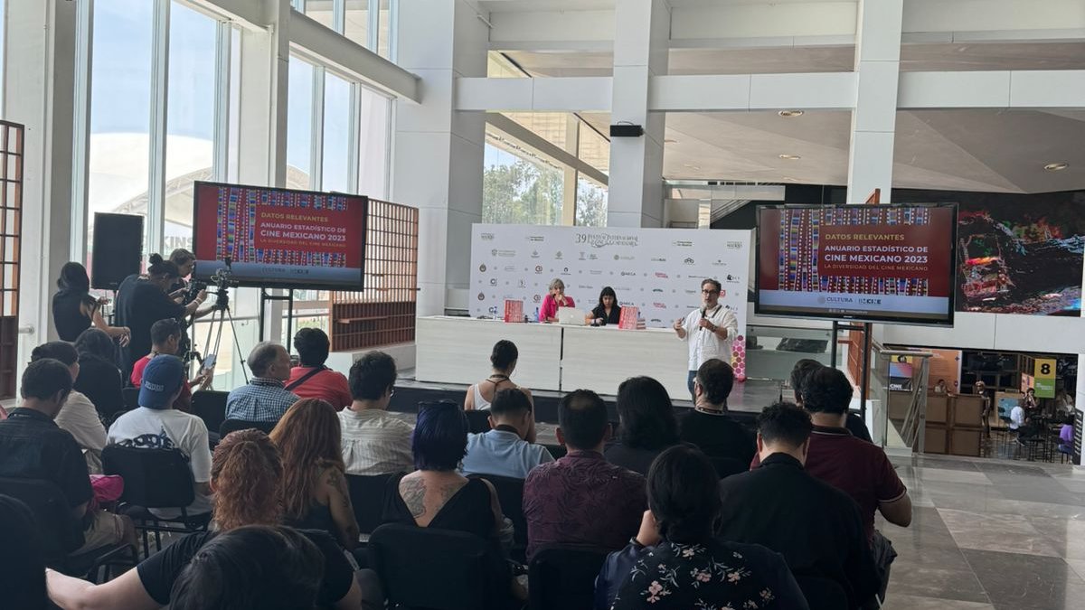 imcine's tweet photo. Presentamos el Anuario estadístico de cine mexicano 2023 en el @FICGoficial ✨

Gracias a todas las personas que asistieron y recuerda que el #AnuarioImcine está disponible en línea 👁️https://t.co/oZnEmaSulJ https://t.co/rxiU69P8es