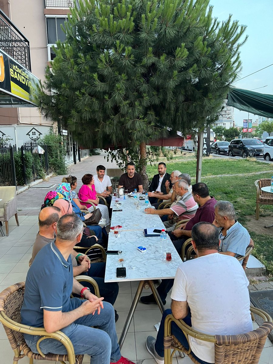 AkBayrakli's tweet photo. İlçe Başkanımız Sn. @TarkanDuzman , Meclis Grup Başkan Vekilimiz Sn. @emredemirakpart ve ilçe yöneticilerimiz, Soğukkuyu Mahalle Başkanı Naime Poyraz ve Mahalle yönetimiyle toplantı gerçekleştirildi.
Toplantıda geçmiş Yerel seçim gündemi ve yaklaşan kongre süreçleri ele alındı. https://t.co/MjfQVVfWC8