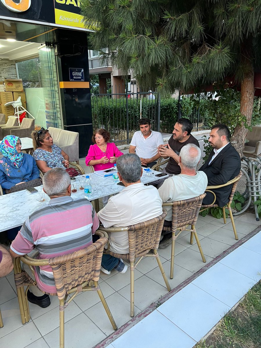 AkBayrakli's tweet photo. İlçe Başkanımız Sn. @TarkanDuzman , Meclis Grup Başkan Vekilimiz Sn. @emredemirakpart ve ilçe yöneticilerimiz, Soğukkuyu Mahalle Başkanı Naime Poyraz ve Mahalle yönetimiyle toplantı gerçekleştirildi.
Toplantıda geçmiş Yerel seçim gündemi ve yaklaşan kongre süreçleri ele alındı. https://t.co/MjfQVVfWC8