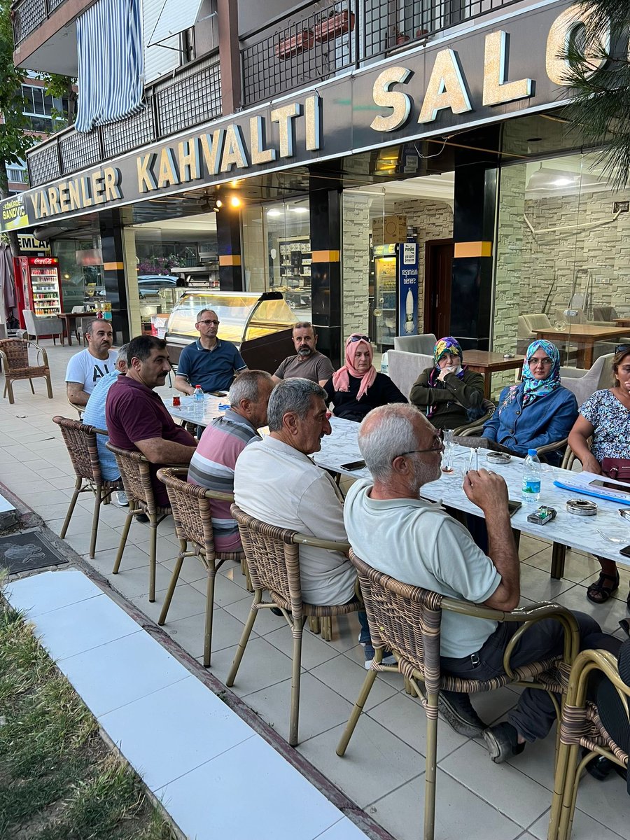 AkBayrakli's tweet photo. İlçe Başkanımız Sn. @TarkanDuzman , Meclis Grup Başkan Vekilimiz Sn. @emredemirakpart ve ilçe yöneticilerimiz, Soğukkuyu Mahalle Başkanı Naime Poyraz ve Mahalle yönetimiyle toplantı gerçekleştirildi.
Toplantıda geçmiş Yerel seçim gündemi ve yaklaşan kongre süreçleri ele alındı. https://t.co/MjfQVVfWC8