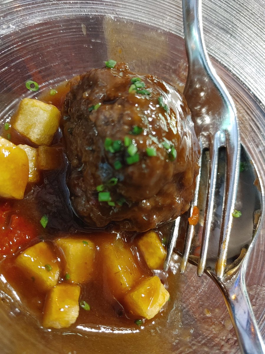 Me reconforta que Madrid aún tenga sitios así. Sensatez absoluta en todos los aspectos. Gracias al equipo de <a href="/TreZerestaurant/">TrezeRestaurante&Bar</a> y a su capitán <a href="/SanzSaul/">Saúl Sanz</a>