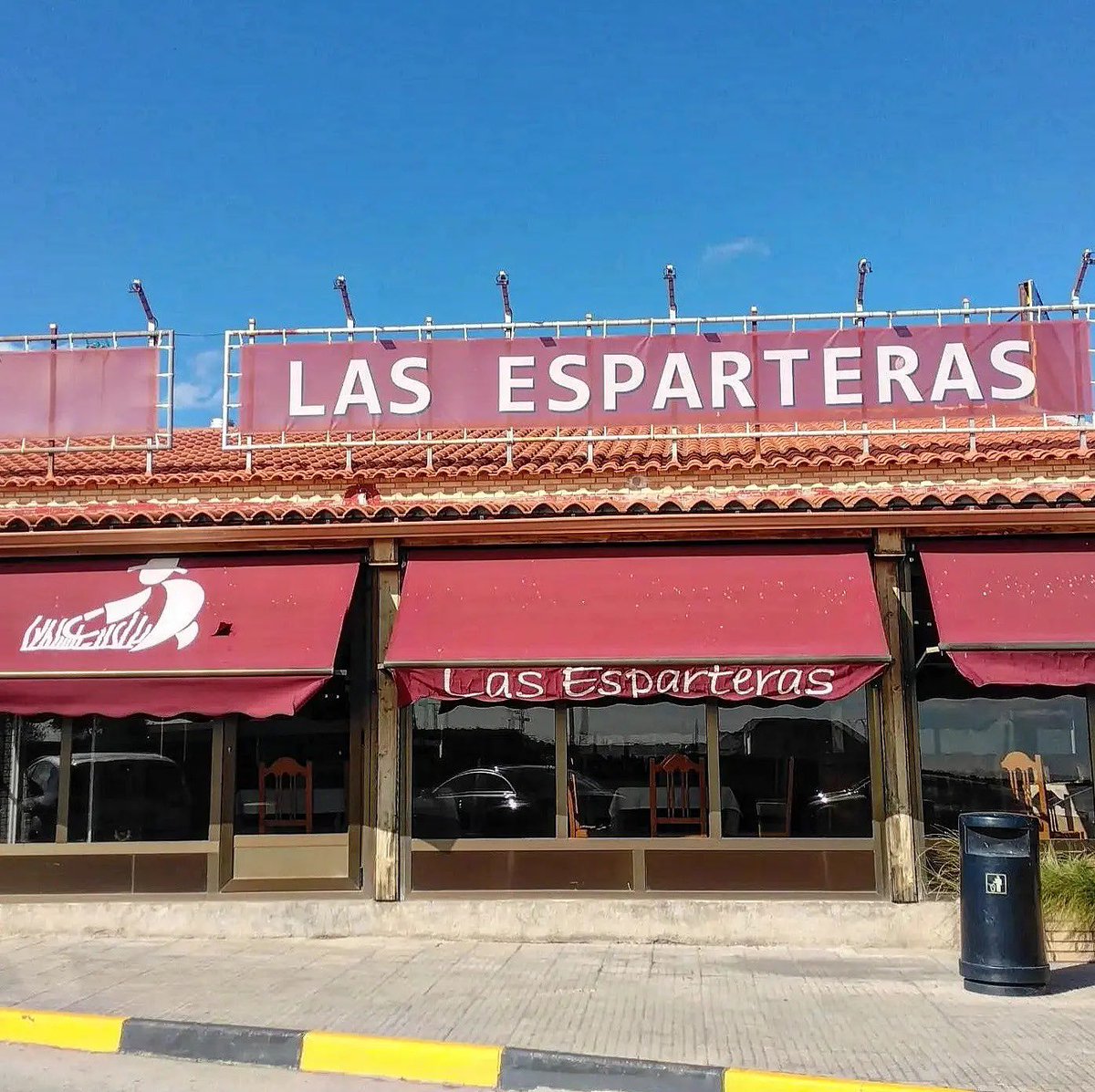 a_la_vole's tweet photo. Día 445. Lo que se cuece en este restaurante de carretera ubicado en medio de la nada, en el km 47 de la Autovía de Extremadura A5 (en Casarrubios del Monte, Toledo), junto a una estación de servicio, es algo tarde o temprano debería estudiarse en la Universidad. https://t.co/PcOI98lgl5