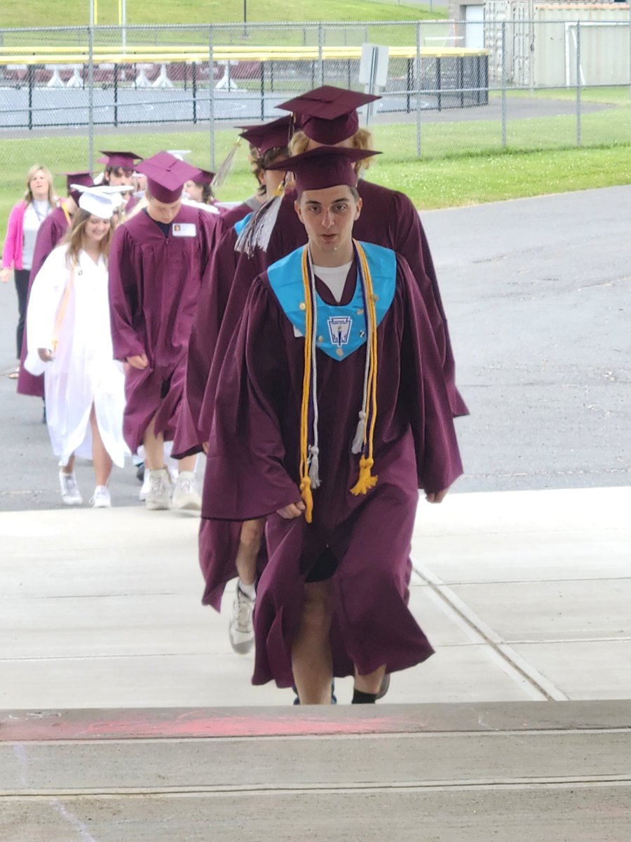 Smith_Chrissy_'s tweet photo. Grad Walk for Hastings-Mallory students @CentralSquareSD @TColabufo https://t.co/AJGdxwR4YK