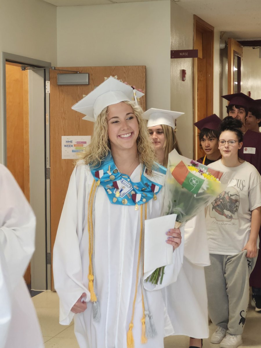 Smith_Chrissy_'s tweet photo. Grad Walk for Hastings-Mallory students @CentralSquareSD @TColabufo https://t.co/AJGdxwR4YK