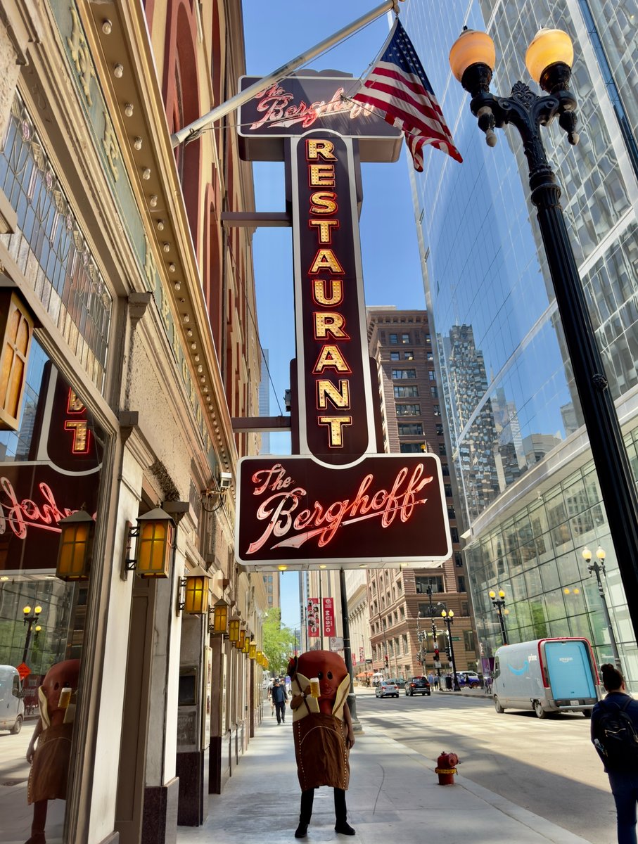 Herman The German! 🇩🇪 🌭 🍻 

#chicagoloopalliance #TheLoop #GermanTraditions