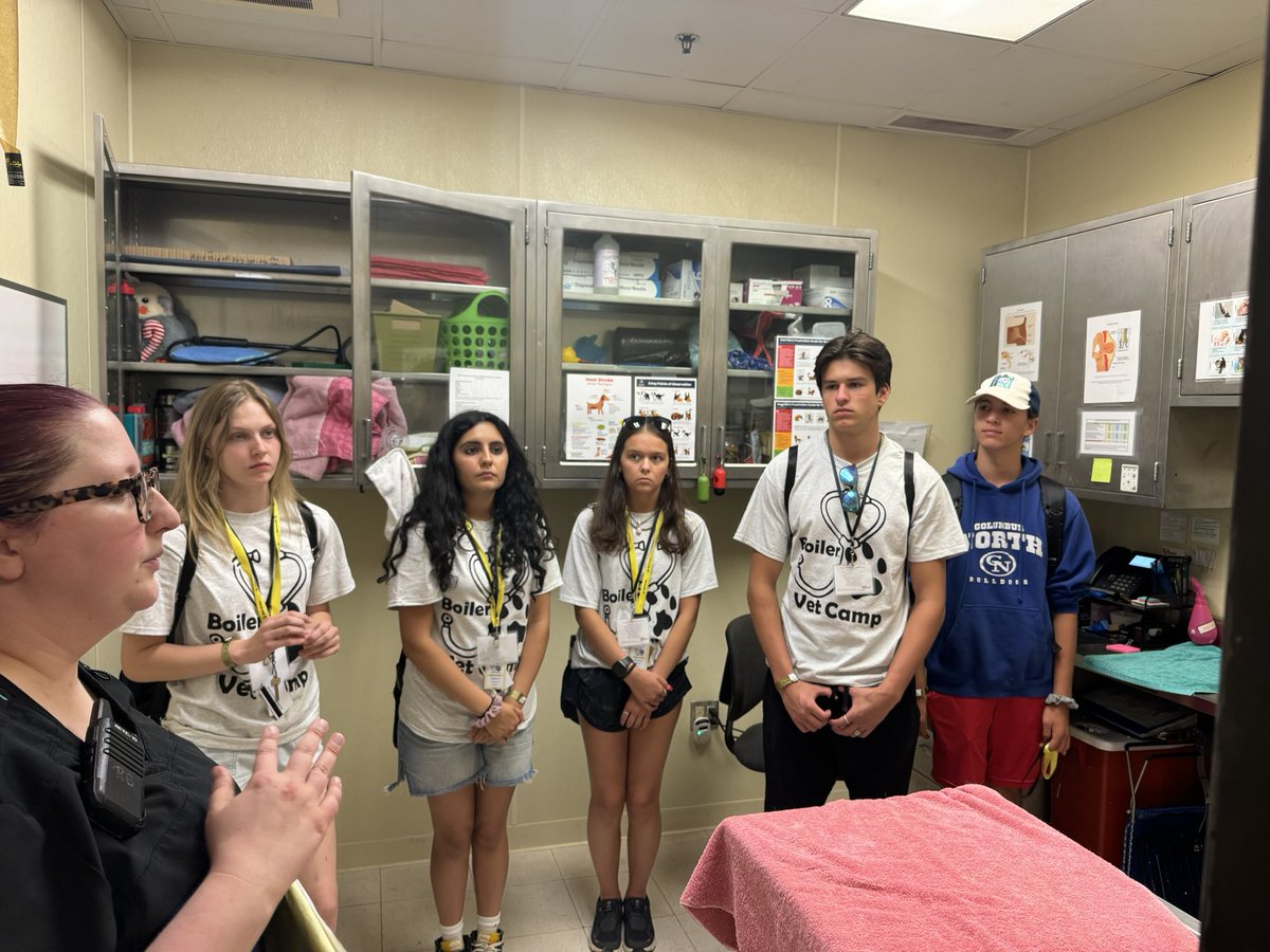 BoilerVetCamp's tweet photo. Last station of the day! #TeamCash💰 finished out our session with learning more about the triage and intake process with new arrivals, as well as the Intensive Care Unit! 

#lifeatpurdue #boilervetcamp #pucvm #boilerup https://t.co/ptXELclyMw
