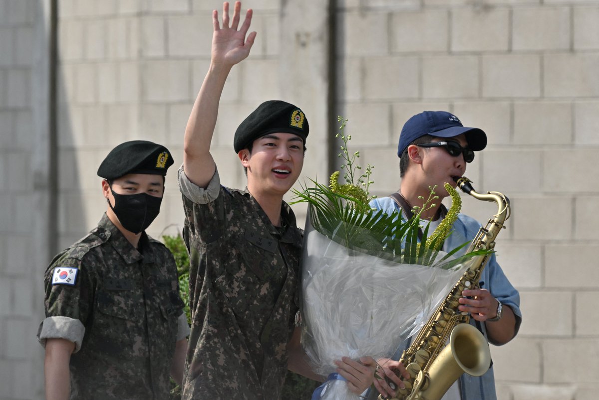 etnow's tweet photo. #BTS Jin is greeted by J-Hope, Jimin, and saxophone-playing RM after completing 18 months of military service and being discharged from a military base in Yeoncheon. #WelcomeHomeJIN https://t.co/SzeyrxM1wf